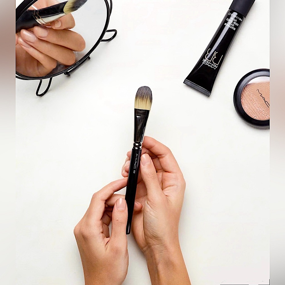 MAC Cosmetics | MAC 190S Foundation Brush | Fan Favorite, Pro-quality (new)